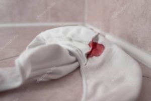Кровавое пятно на нижнем белье причины